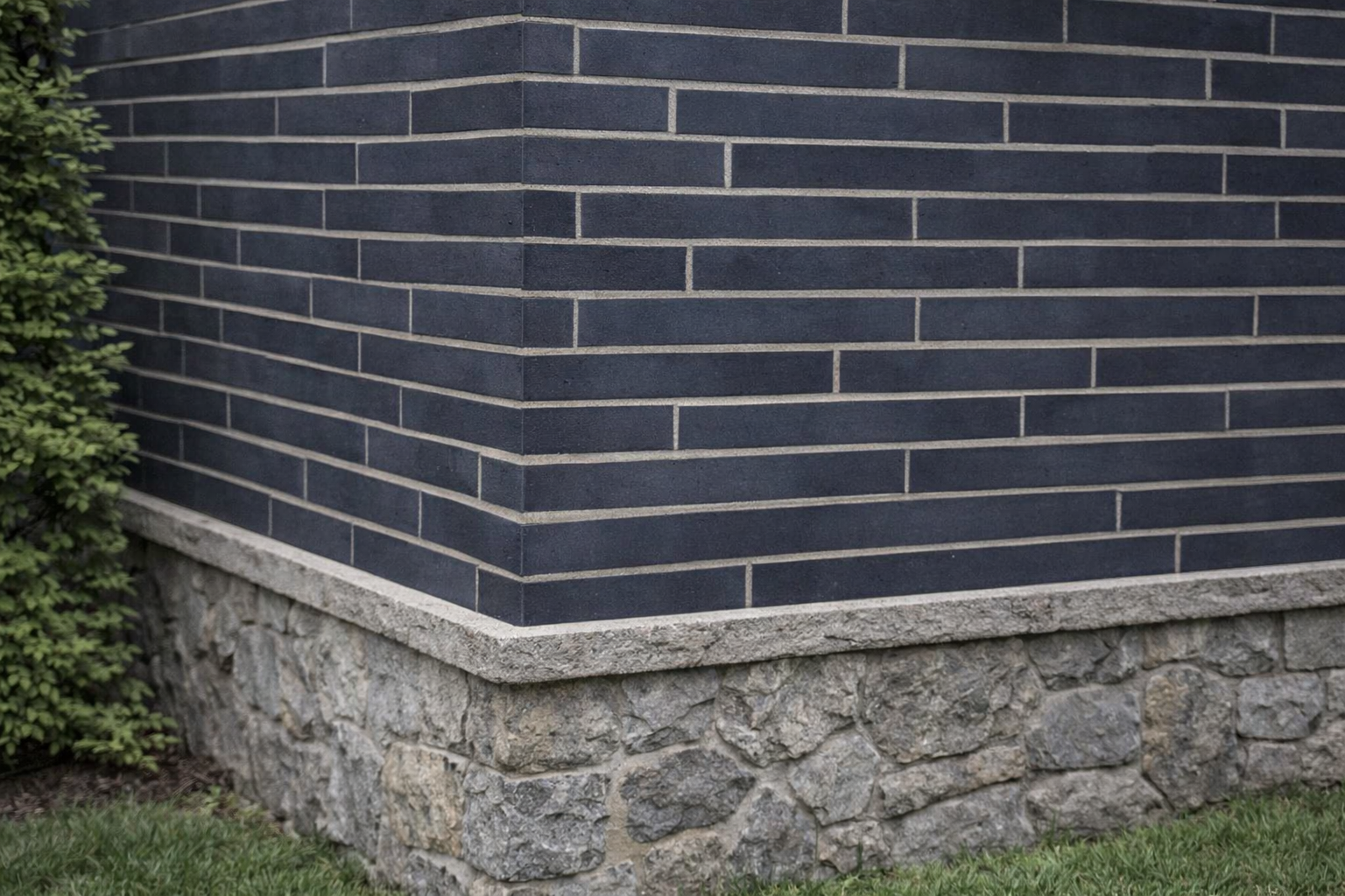 Отделка цоколя камнем, а фасад клинкером 