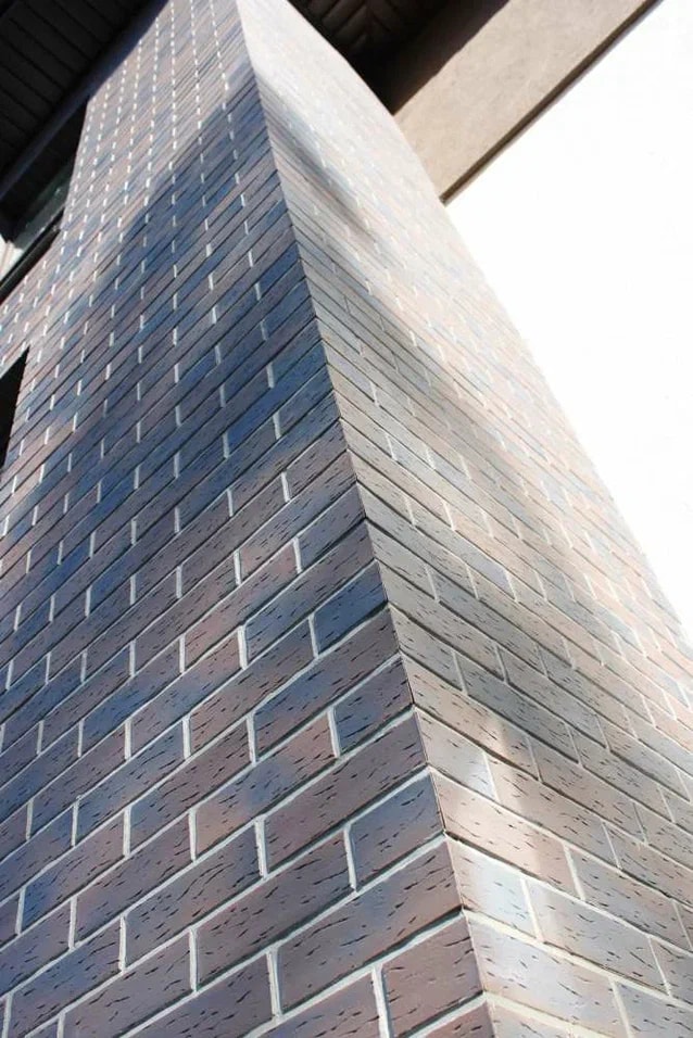 фасад дома с декоративным кирпичом 